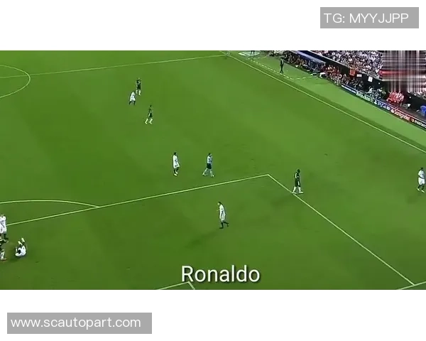 女朋友挑战猜足球球星名字 谁能在球场之外成功识别他