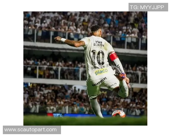 帅气球星在绿茵场上展现非凡技艺与风采，瞬间定格令人热血沸腾的精彩瞬间