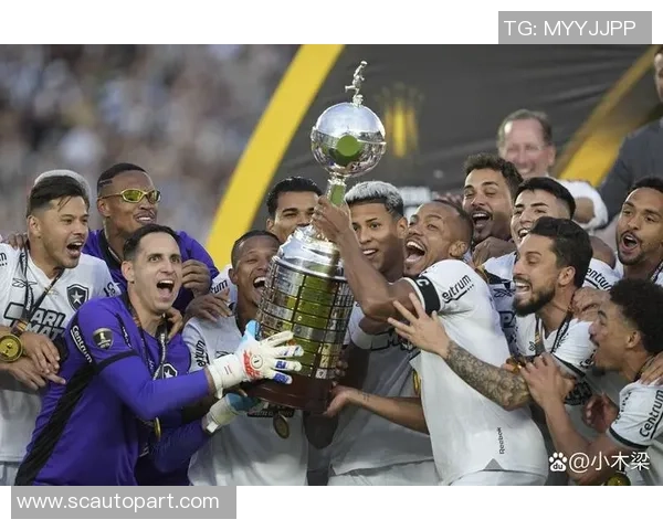 球迷激动相遇偶像球星珍藏签名足球引发全场热烈欢呼