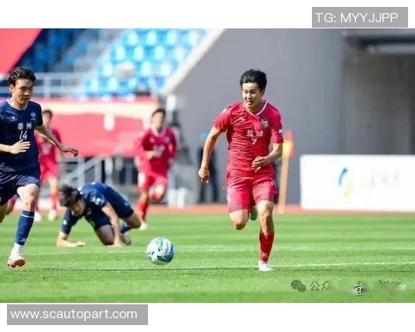 足球场上挥洒汗水的球星精彩瞬间展现球技与激情