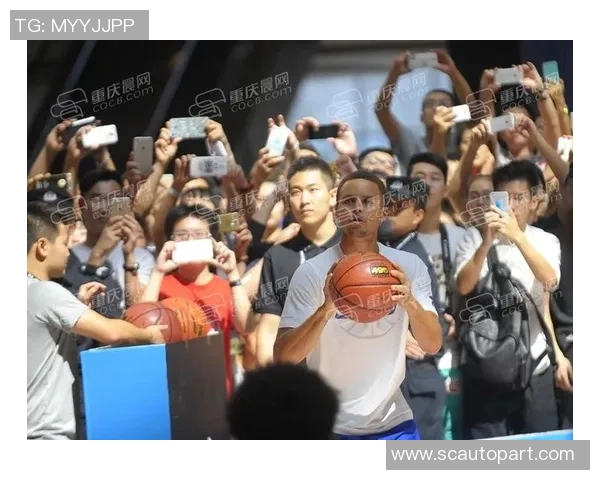 足球球星便衣街头时刻展示个人魅力与风采的瞬间