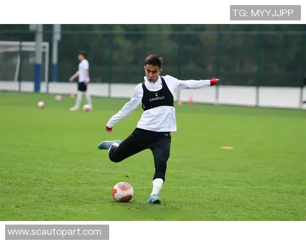 足球球星赛后训练揭秘：如何保持状态与提升竞技水平